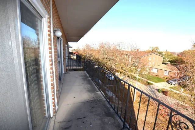 $189,000 | 9620 South Komensky Avenue, Unit 305, Oak Lawn, IL 60453