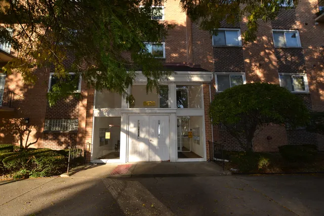 $189,000 | 9620 South Komensky Avenue, Unit 305, Oak Lawn, IL 60453