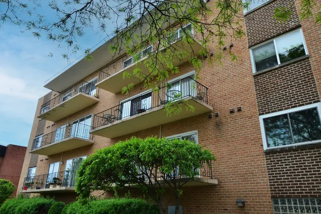 $189,000 | 9620 South Komensky Avenue, Unit 305, Oak Lawn, IL 60453