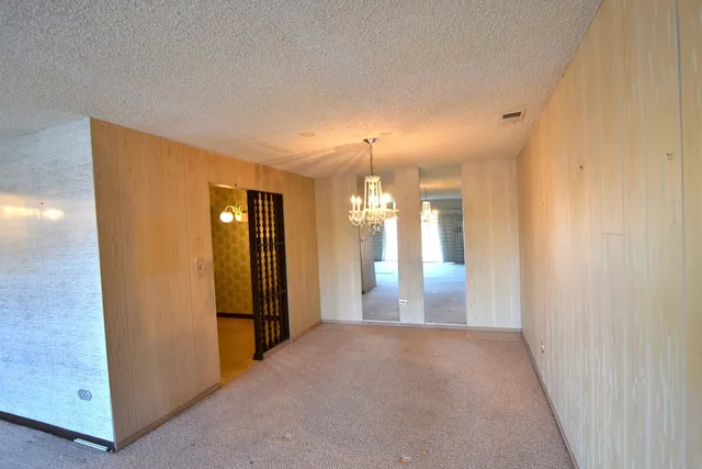 $189,000 | 9620 South Komensky Avenue, Unit 305, Oak Lawn, IL 60453