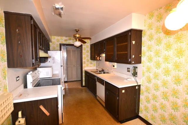 $189,000 | 9620 South Komensky Avenue, Unit 305, Oak Lawn, IL 60453