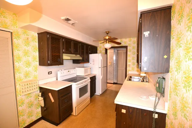 $189,000 | 9620 South Komensky Avenue, Unit 305, Oak Lawn, IL 60453