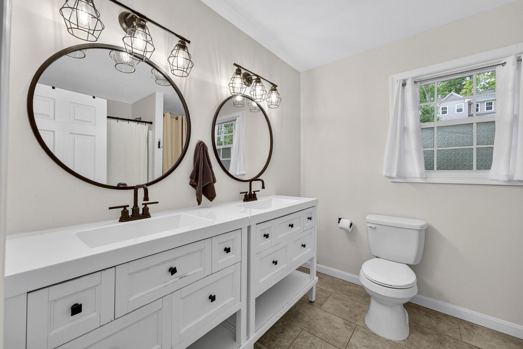 102 Confederate Circle Locust Grove, VA 22508 - Photo 5 of 45 Primary bath w/ 2 sinks and shower/tub.