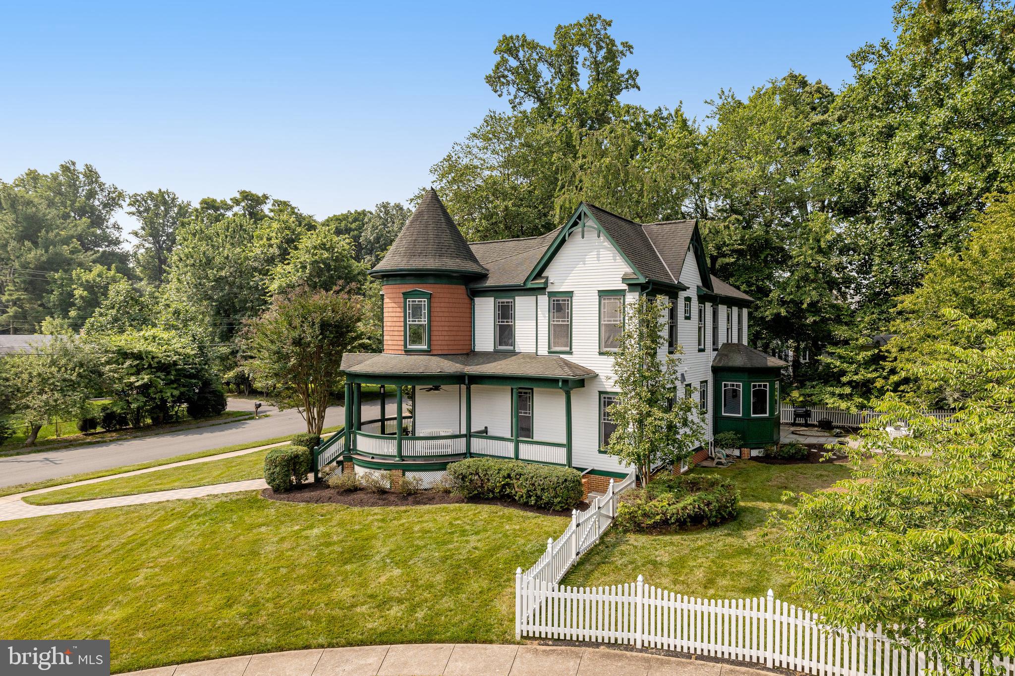 320 Adahi Road Southeast Vienna, VA 22180 - Photo 4 of 50