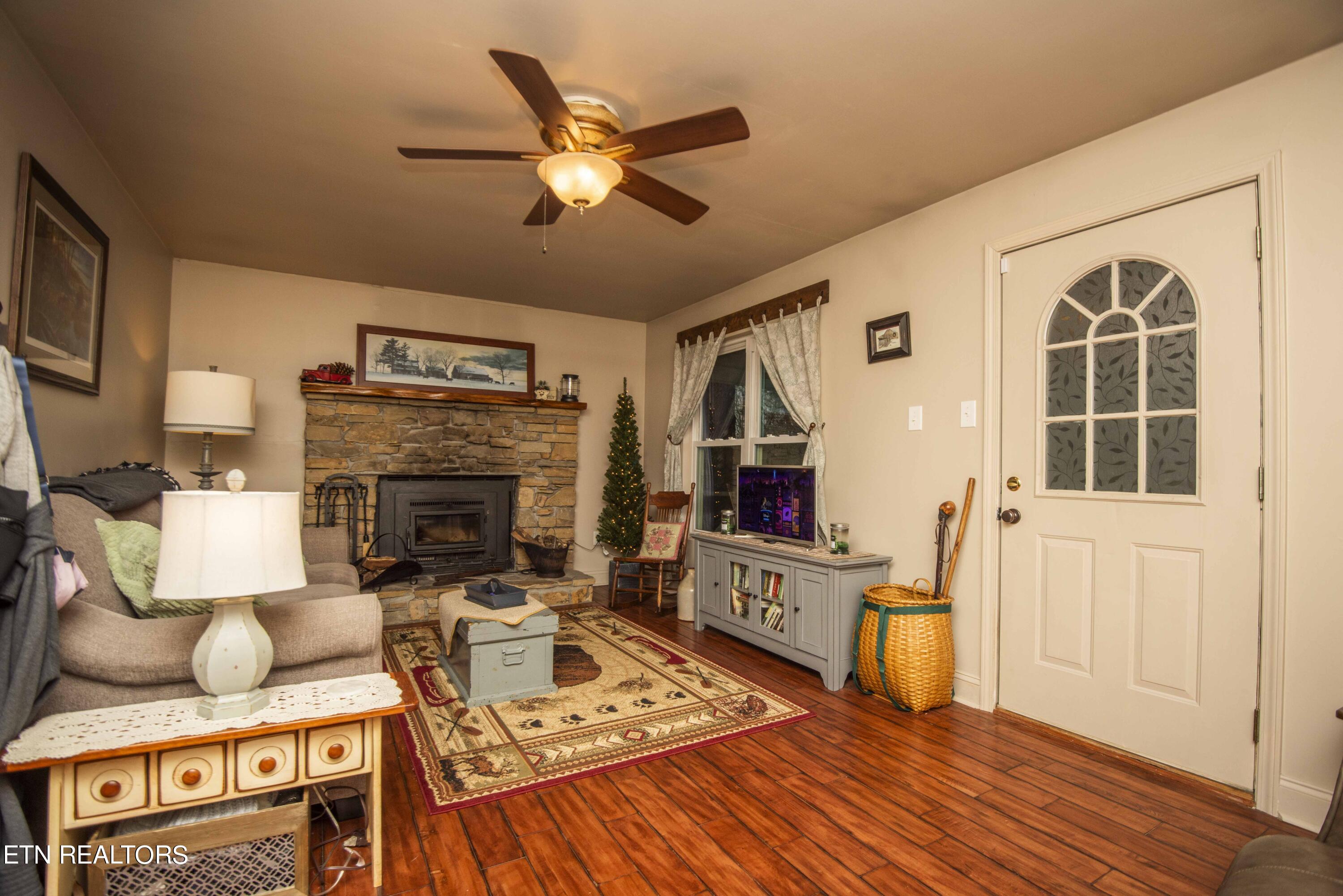 2320 Hidden Mountain Road Sevierville, TN 37876 - Photo 18 of 51 living 3_1