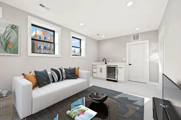 $4,200 | 6223 North Albany Avenue, Unit C, Chicago, IL 60659