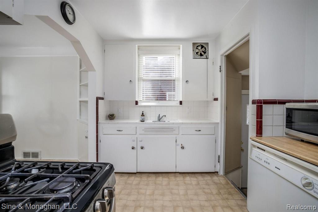 453 Kerby Road Grosse Pointe Farms, MI 48236 - Photo 8 of 32
