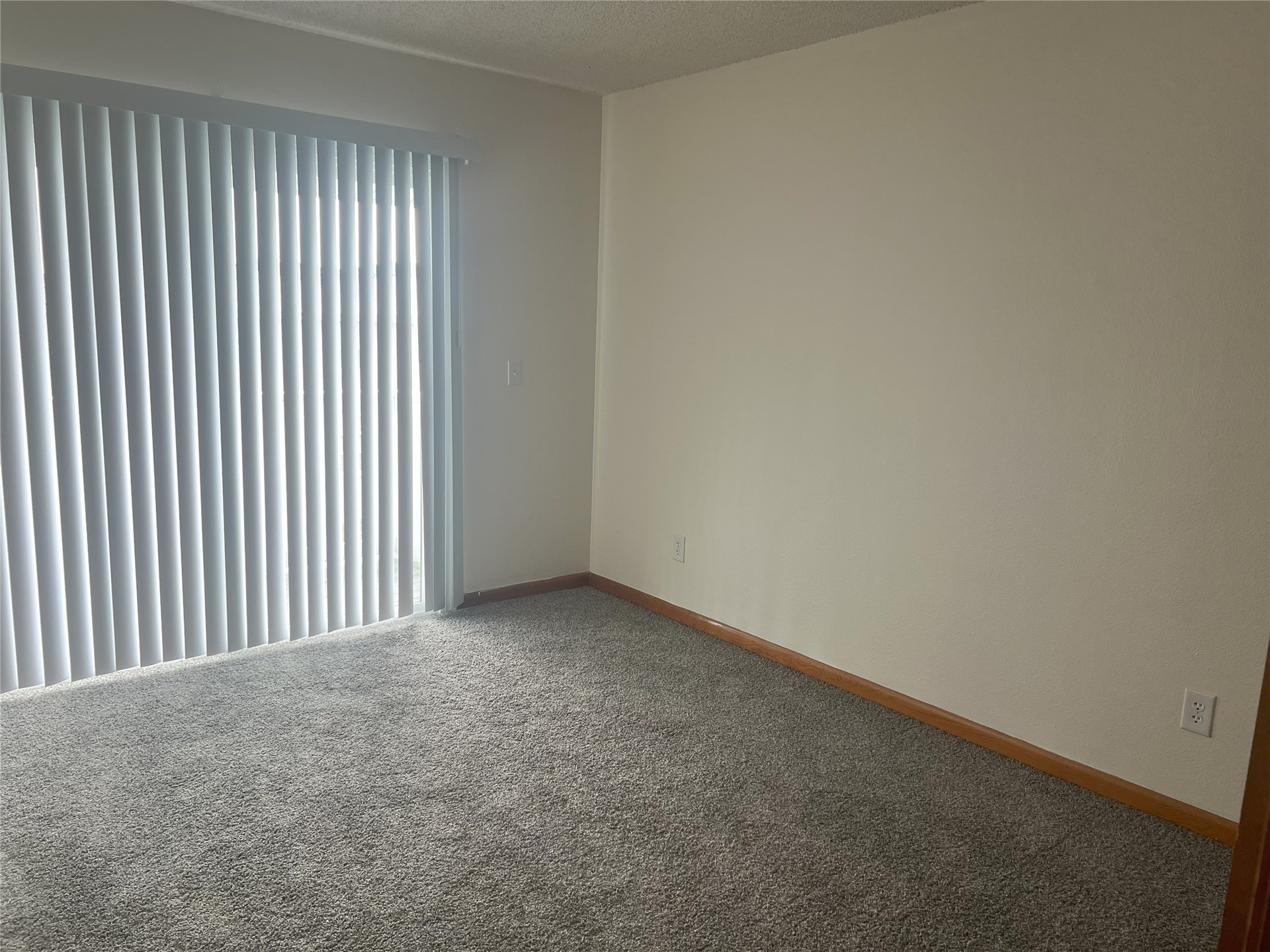 348 Tarpon Avenue Fernandina Beach, FL 32034 - Photo 23 of 44 an empty room with a window