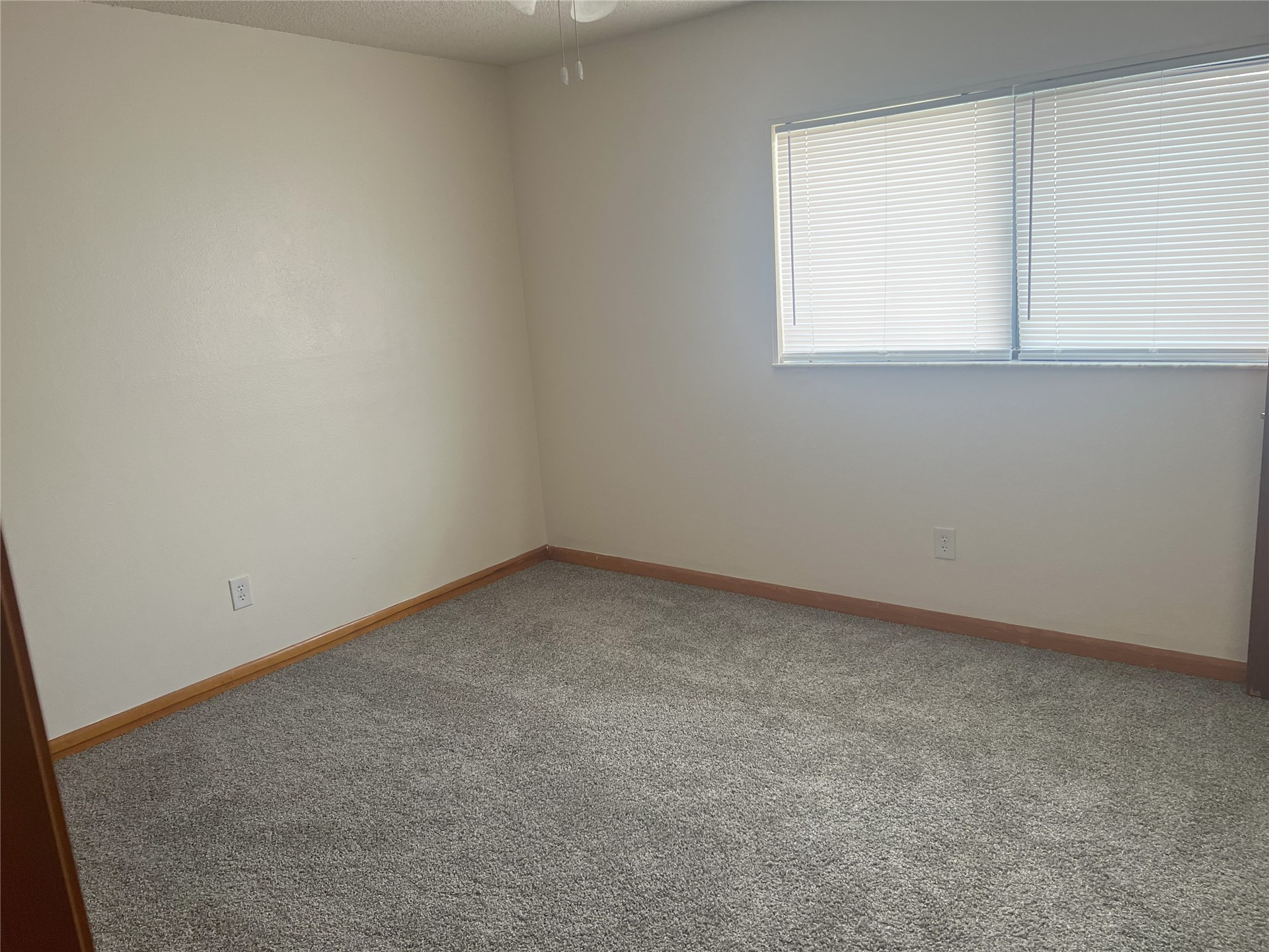 348 Tarpon Avenue Fernandina Beach, FL 32034 - Photo 25 of 44 an empty room with a window