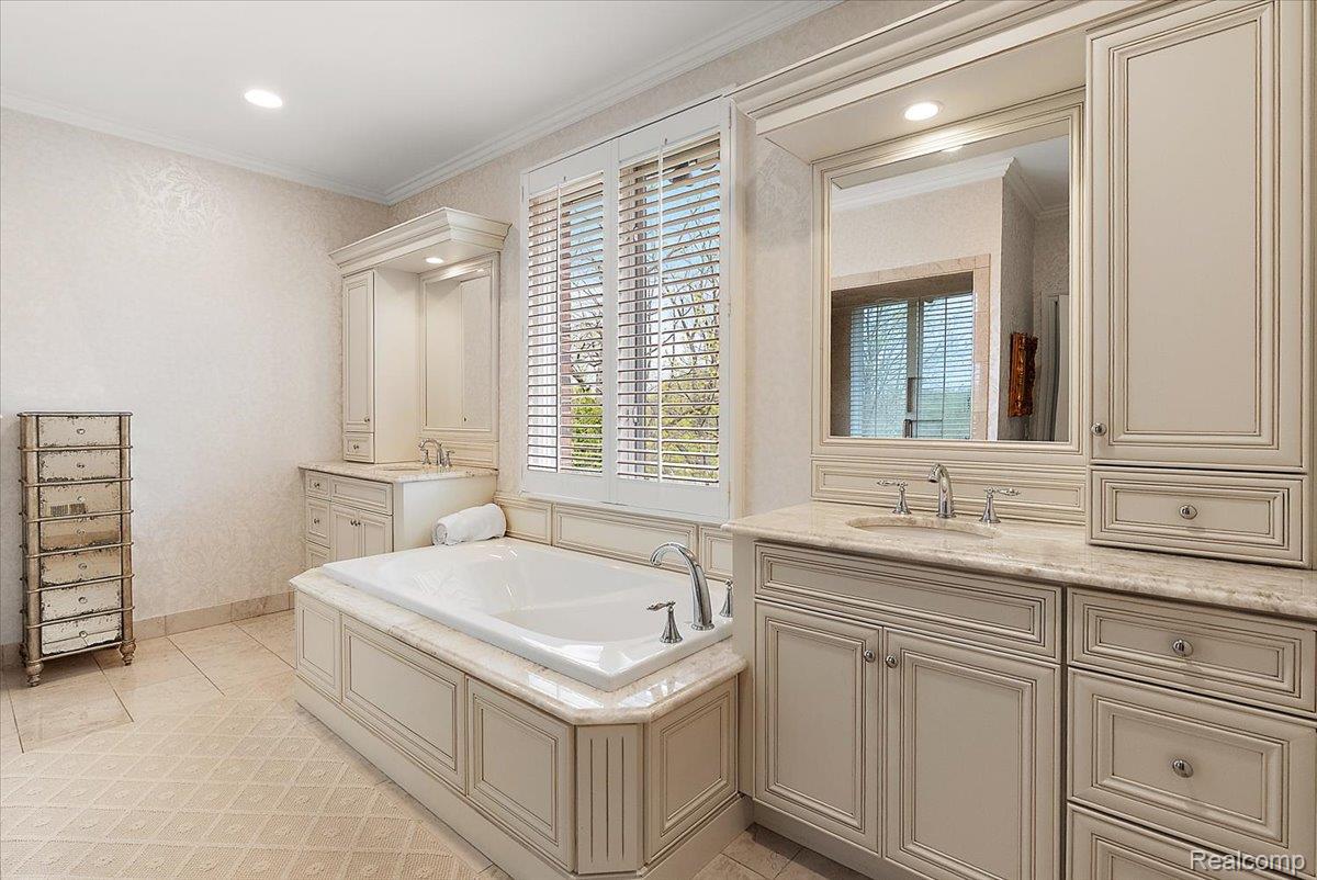 2570 Stoneykirk Court Rochester, MI 48306 - Photo 19 of 42 36-2570 Stoneykirk-36.jpg