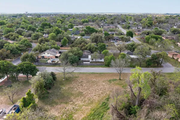 a view of a yard with a tree