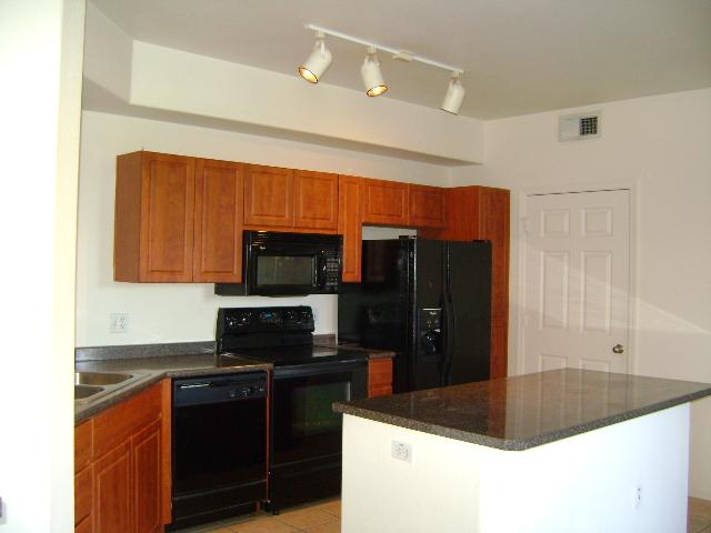 909 East Camelback Road, Unit 2001 Phoenix, AZ 85014 - Photo 2 of 10 Kitchen