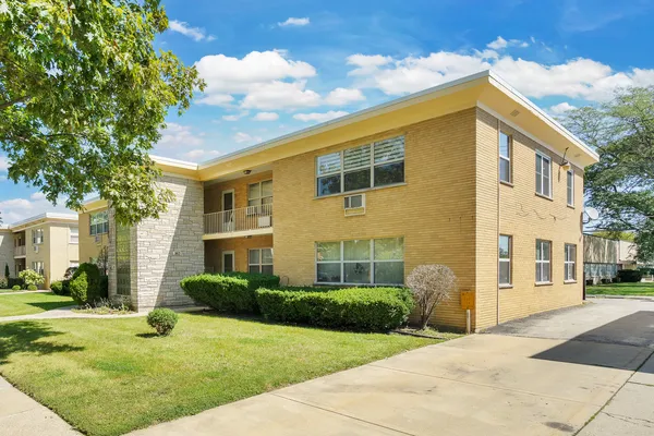 $199,999 | 1415 Homestead Road, Unit 8, La Grange Park, IL 60526