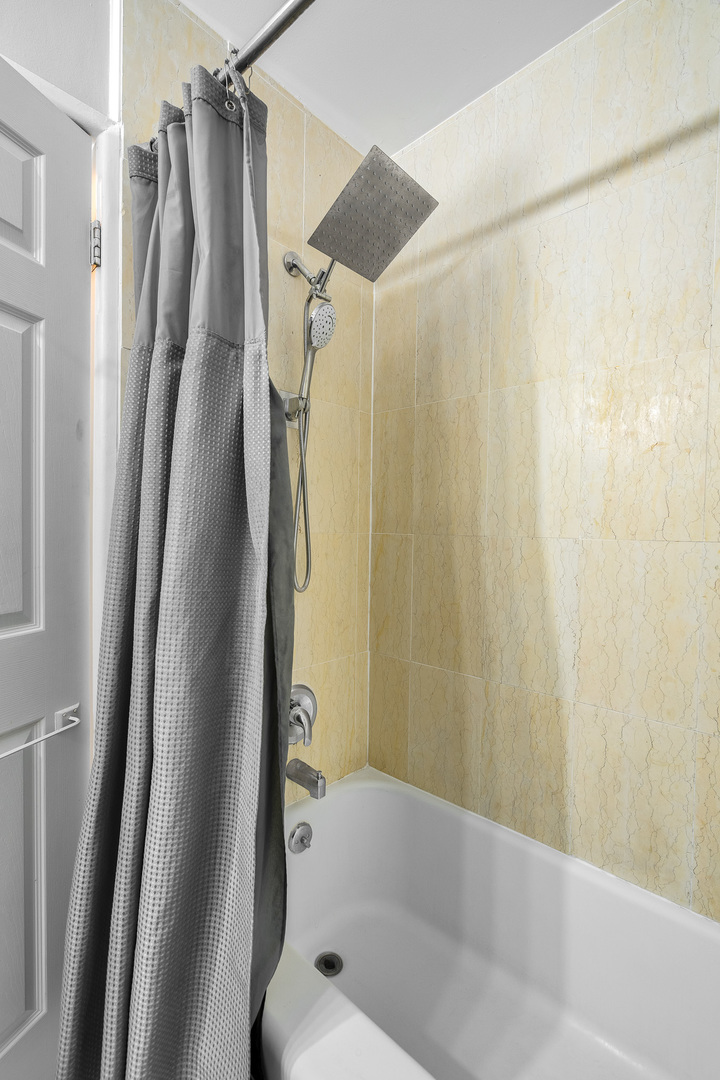 1415 Homestead Road, Unit 8 La Grange Park, IL 60526 - Photo 12 of 16 a bathroom with a shower and a tub