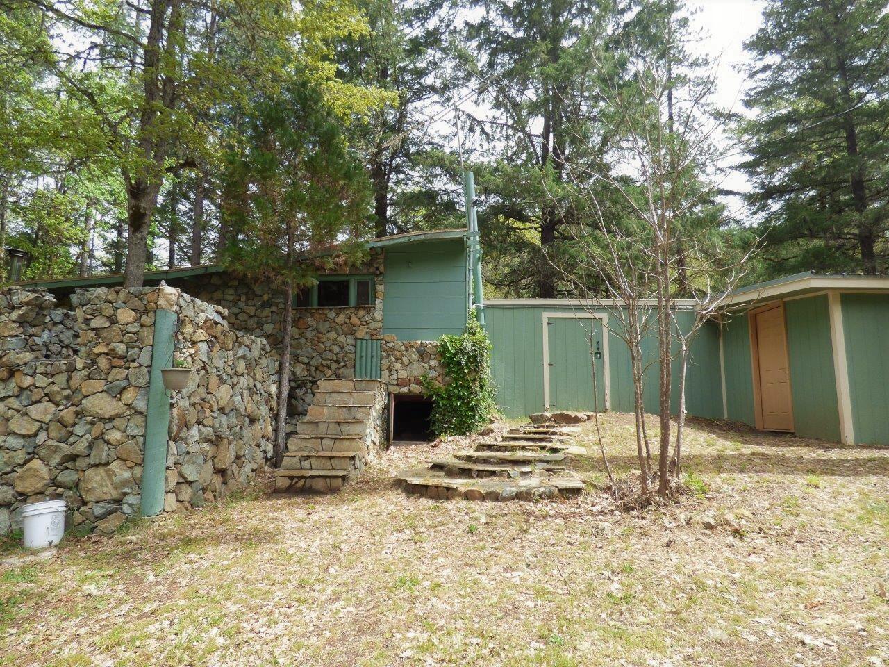 2832 Winona Road Grants Pass, OR 97526 - Photo 31 of 38 Building to the right has xtra storage, washer/dryer and room for so much more!