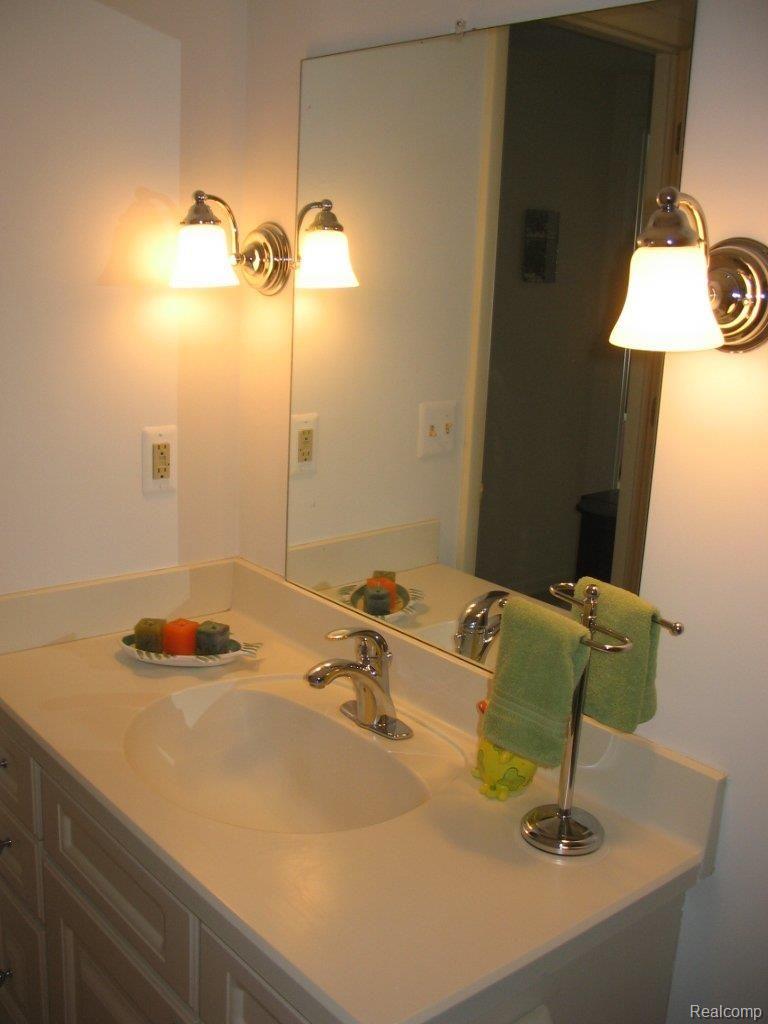 1774 Thomas Court, Unit 209 Rochester, MI 48309 - Photo 16 of 22 Full Bath