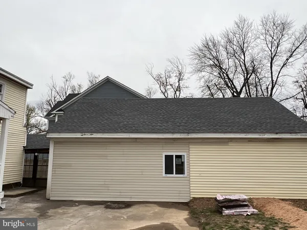 a black and white photo of a living room
