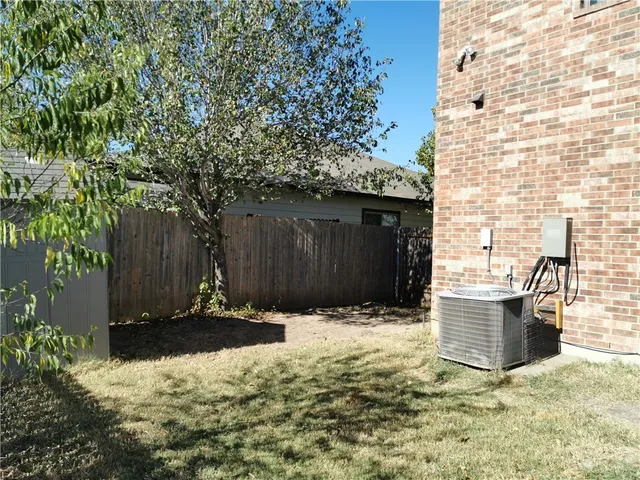 a view of backyard of the house