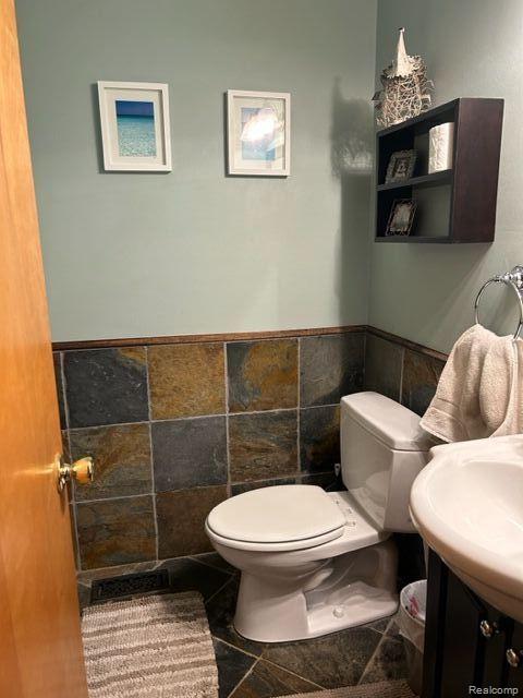 29312 Raleigh Road Farmington, MI 48336 - Photo 12 of 24 First floor lavatory