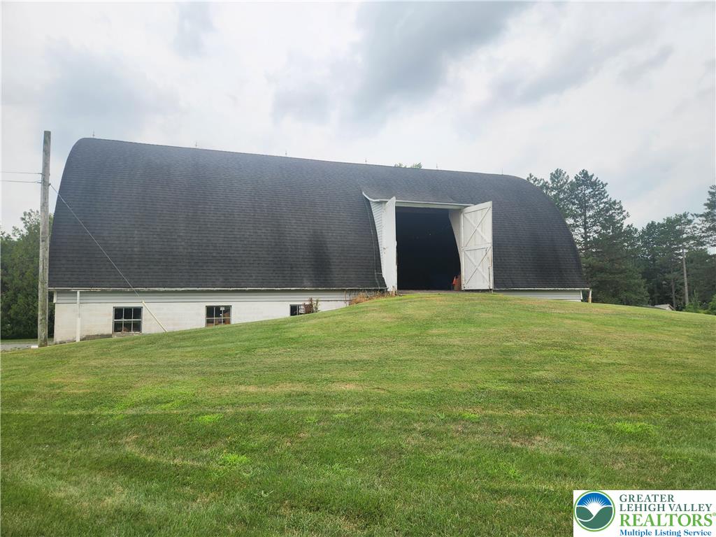 861 Municipal Road Walnutport, PA 18088 - Photo 61 of 94 a backyard of a house with lots of green space