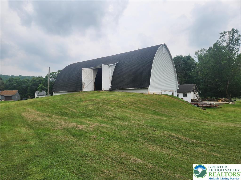 861 Municipal Road Walnutport, PA 18088 - Photo 63 of 94 a backyard of a house with lots of green space and plants