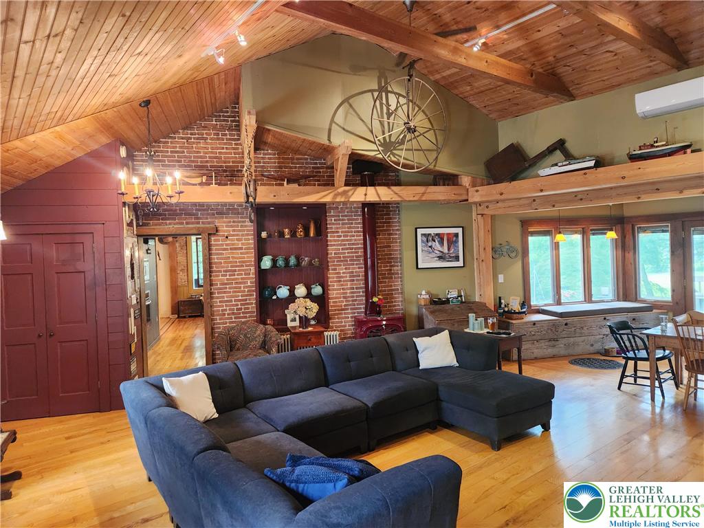 861 Municipal Road Walnutport, PA 18088 - Photo 7 of 94