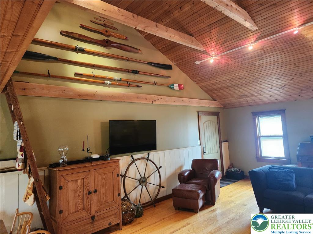 861 Municipal Road Walnutport, PA 18088 - Photo 10 of 94 a living room with furniture