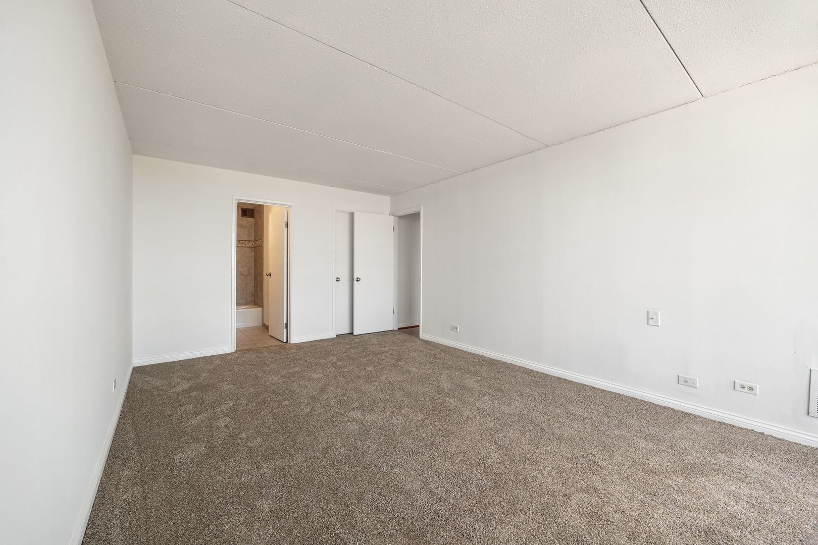 2005 South Finley Road, Unit 1204 Lombard, IL 60148 - Photo 22 of 35 a view of empty room