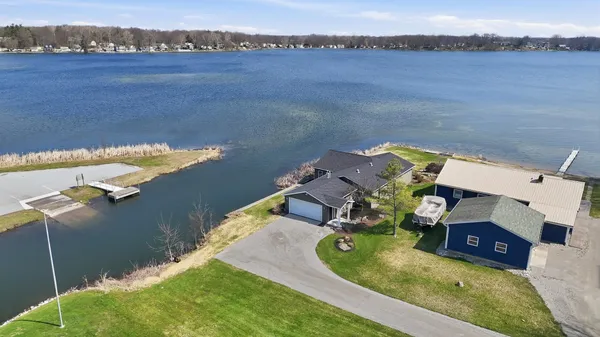 $449,900 | 4665 South 895th Street East, Wolcottville, IN 46795