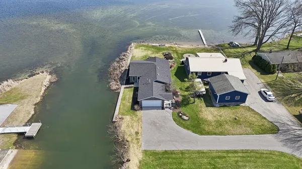 $449,900 | 4665 South 895th Street East, Wolcottville, IN 46795