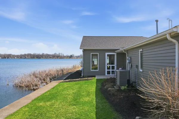 $449,900 | 4665 South 895th Street East, Wolcottville, IN 46795