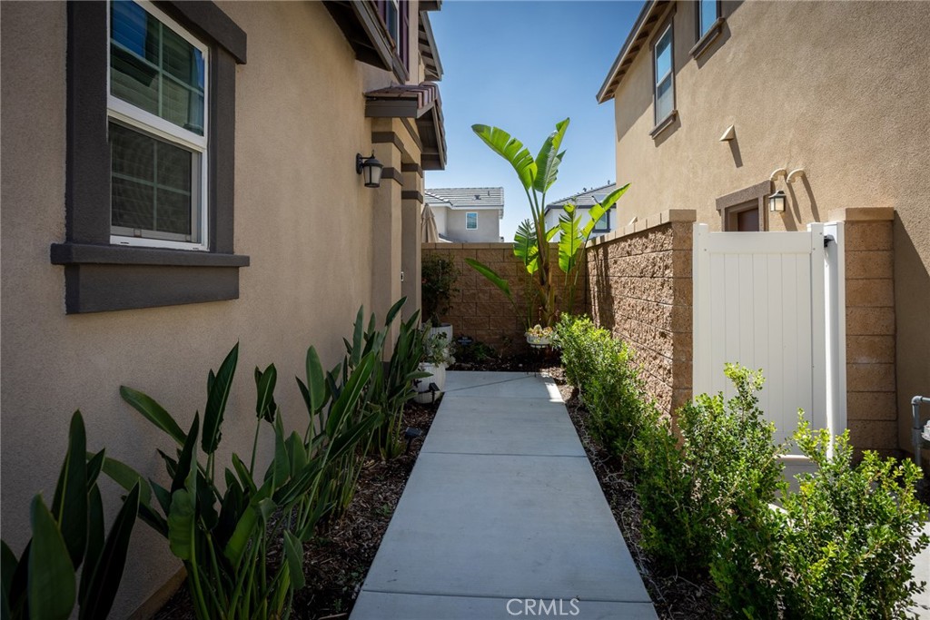 2467 Gunner Ridge Way Rialto, CA 92377 - Photo 21 of 38