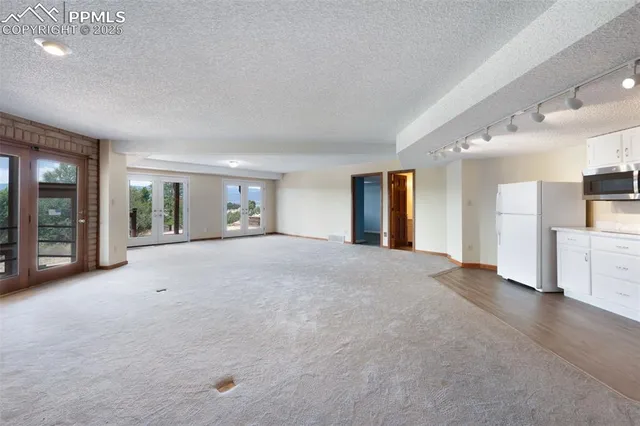 a view of a big room with closet and windows