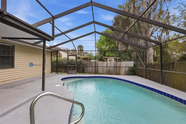 a view of a backyard