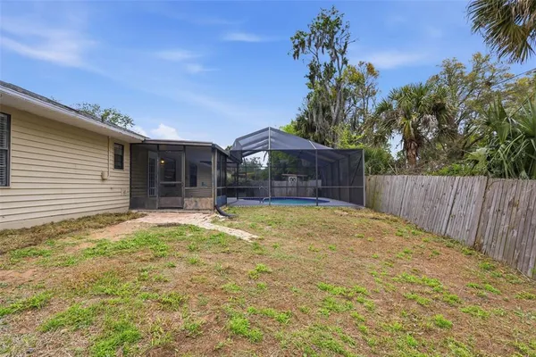 a view of a backyard