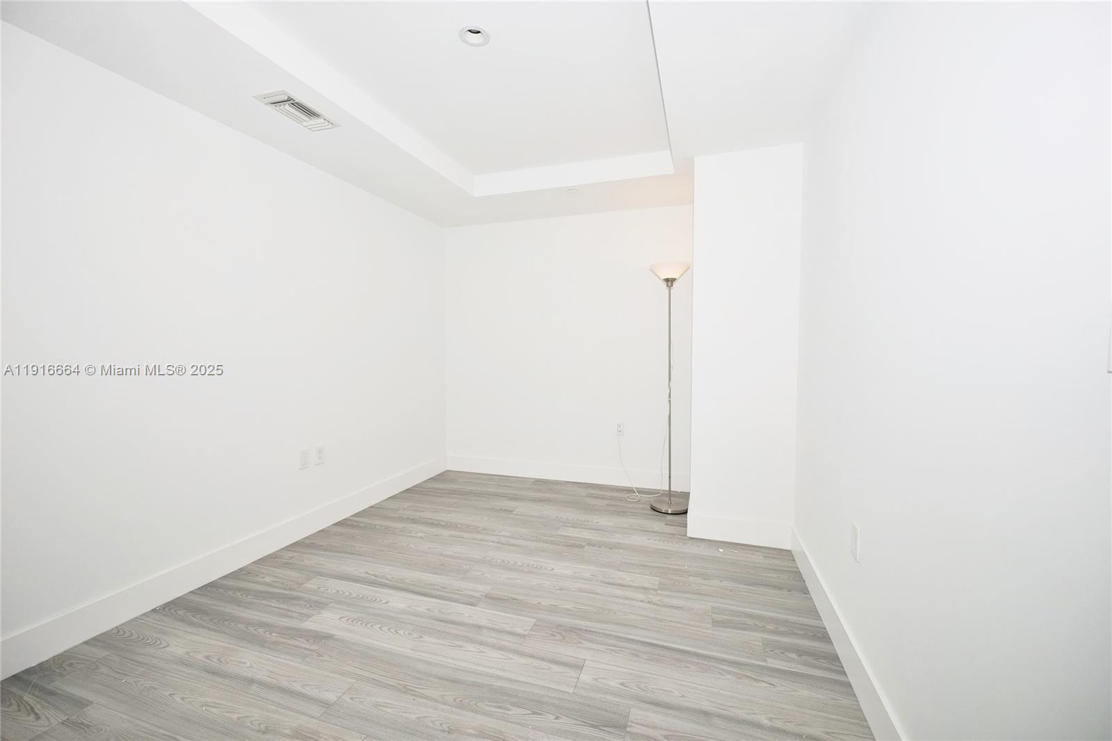 45 Southwest 9th Street, Unit 1504 Miami, FL 33130 - Photo 24 of 33 a view of an empty room