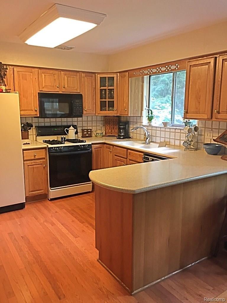 5752 Thorny Ash Road Rochester, MI 48306 - Photo 5 of 18 Thorny Ash Kitchen 1.jpg