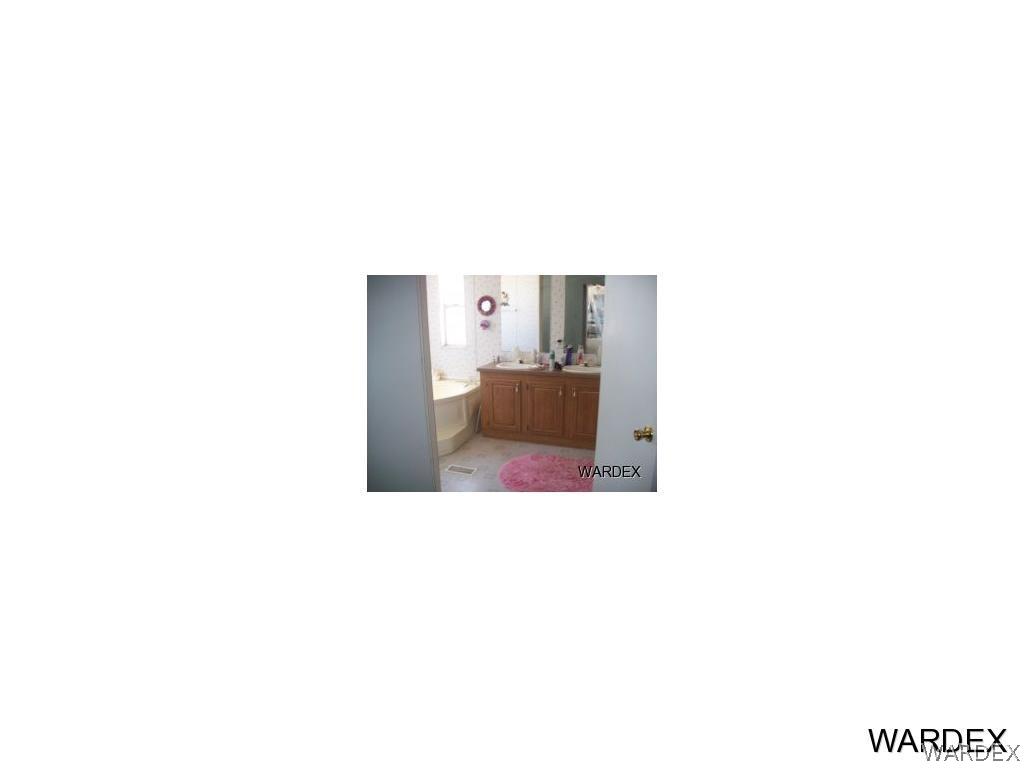 1133 South Cibola Road Golden Valley, AZ 86413 - Photo 8 of 12 master bath room