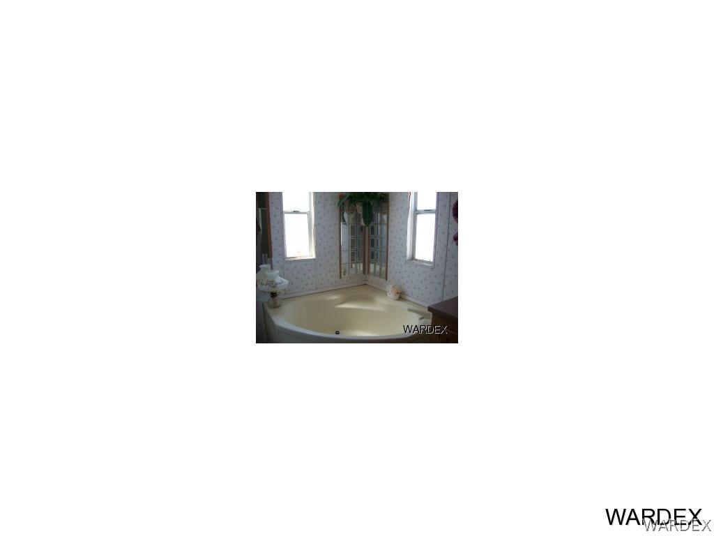 1133 South Cibola Road Golden Valley, AZ 86413 - Photo 9 of 12 master tub