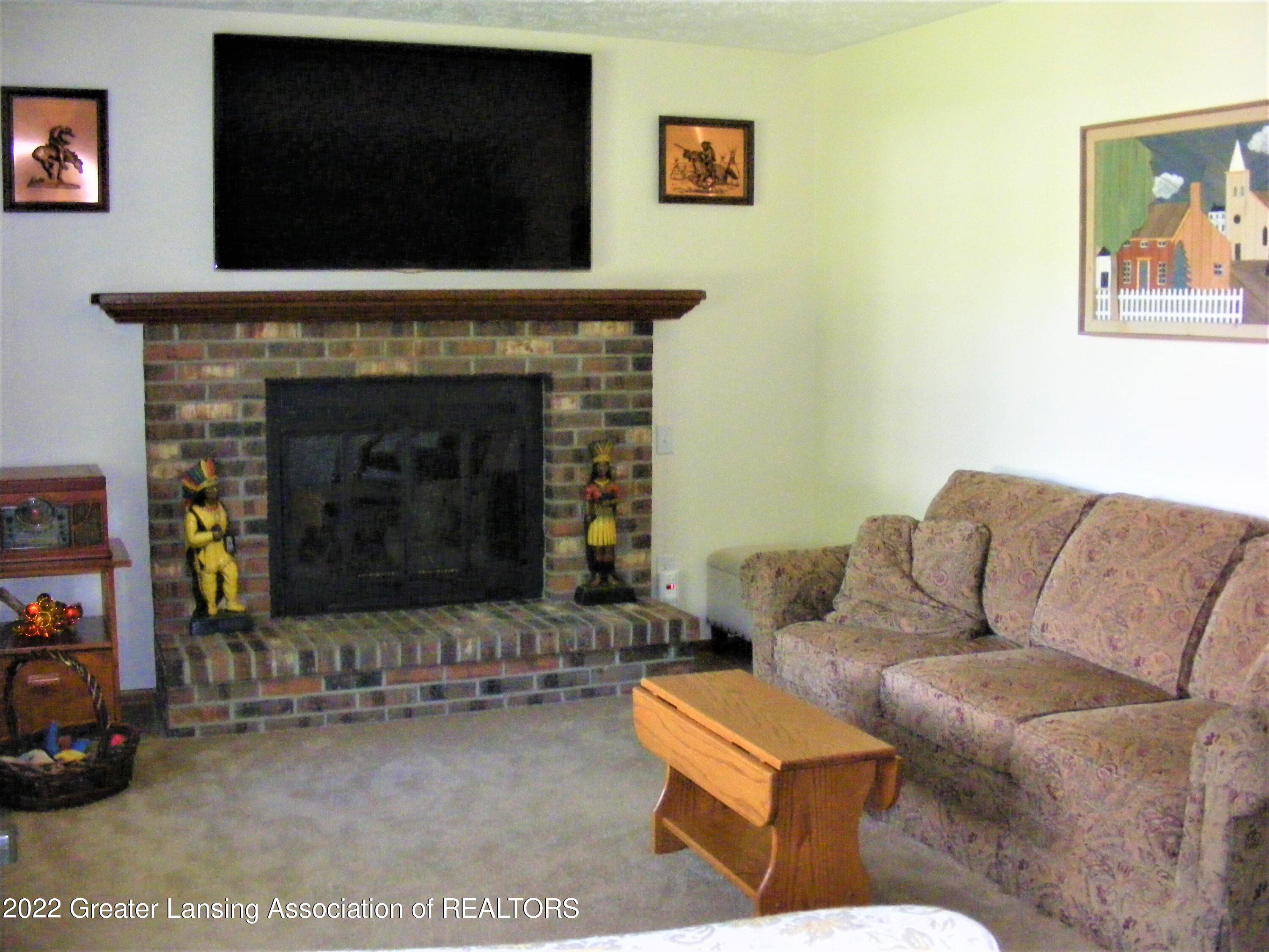 2183 Arch Road Eaton Rapids, MI 48827 - Photo 10 of 34 Living room with couch