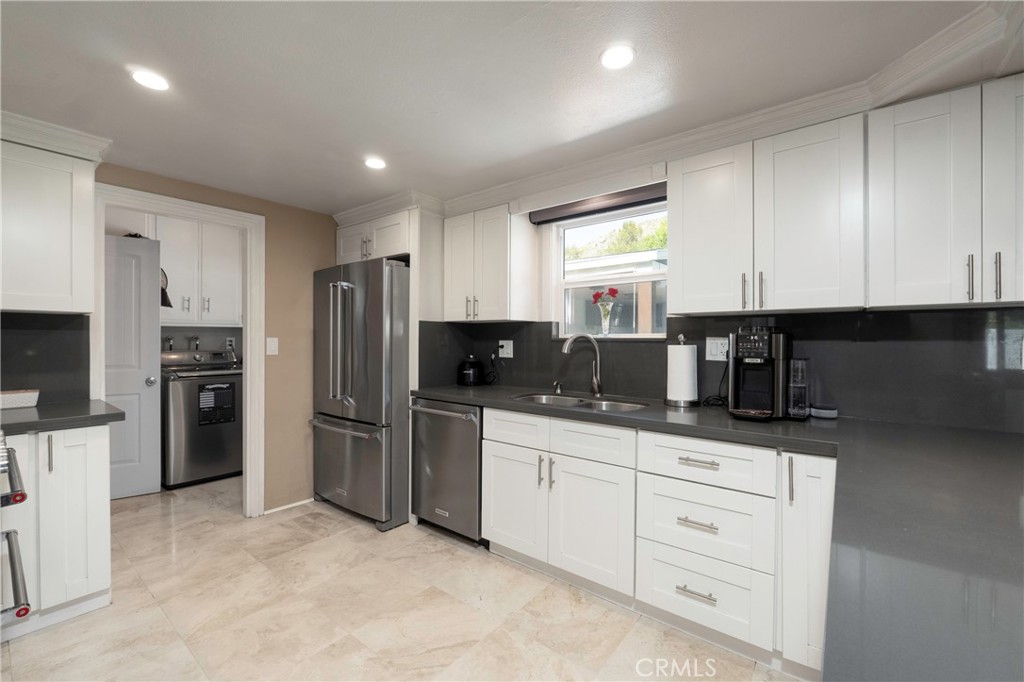 5481 Peacock Lane Riverside, CA 92505 - Photo 16 of 69 Kitchen