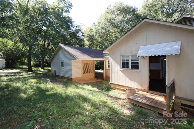 a view of a house with backyard