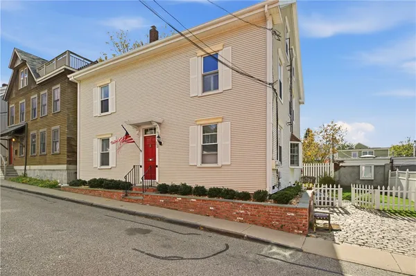 $2,600 | 13 Holland Street, Unit 1, Newport, RI 02840
