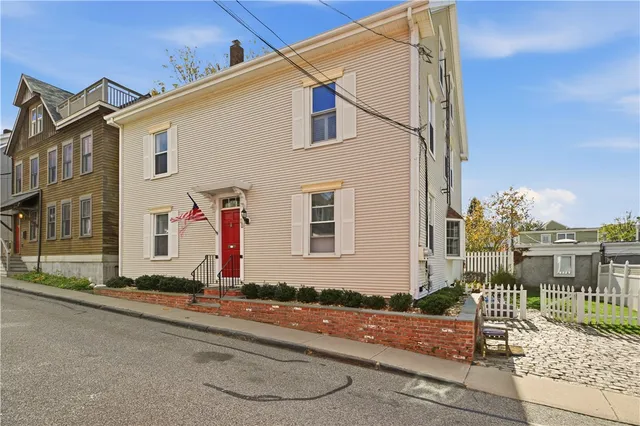 $2,600 | 13 Holland Street, Unit 1, Newport, RI 02840