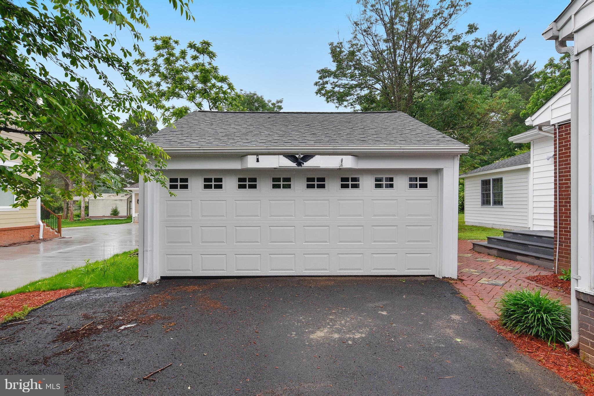 Detached 2-car garage plus lots of driveway parkin