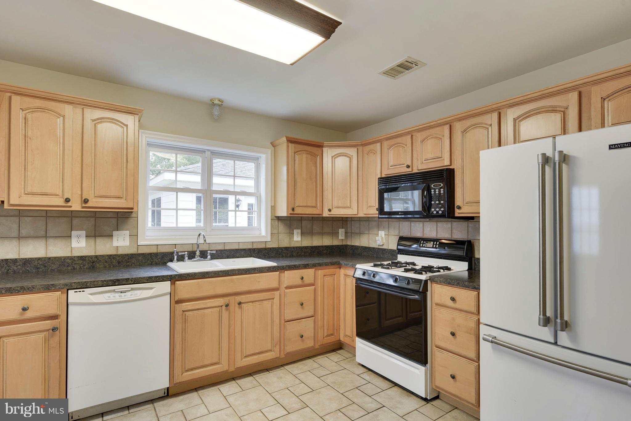 Beautiful remodeled kitchen!  Gas cooking.