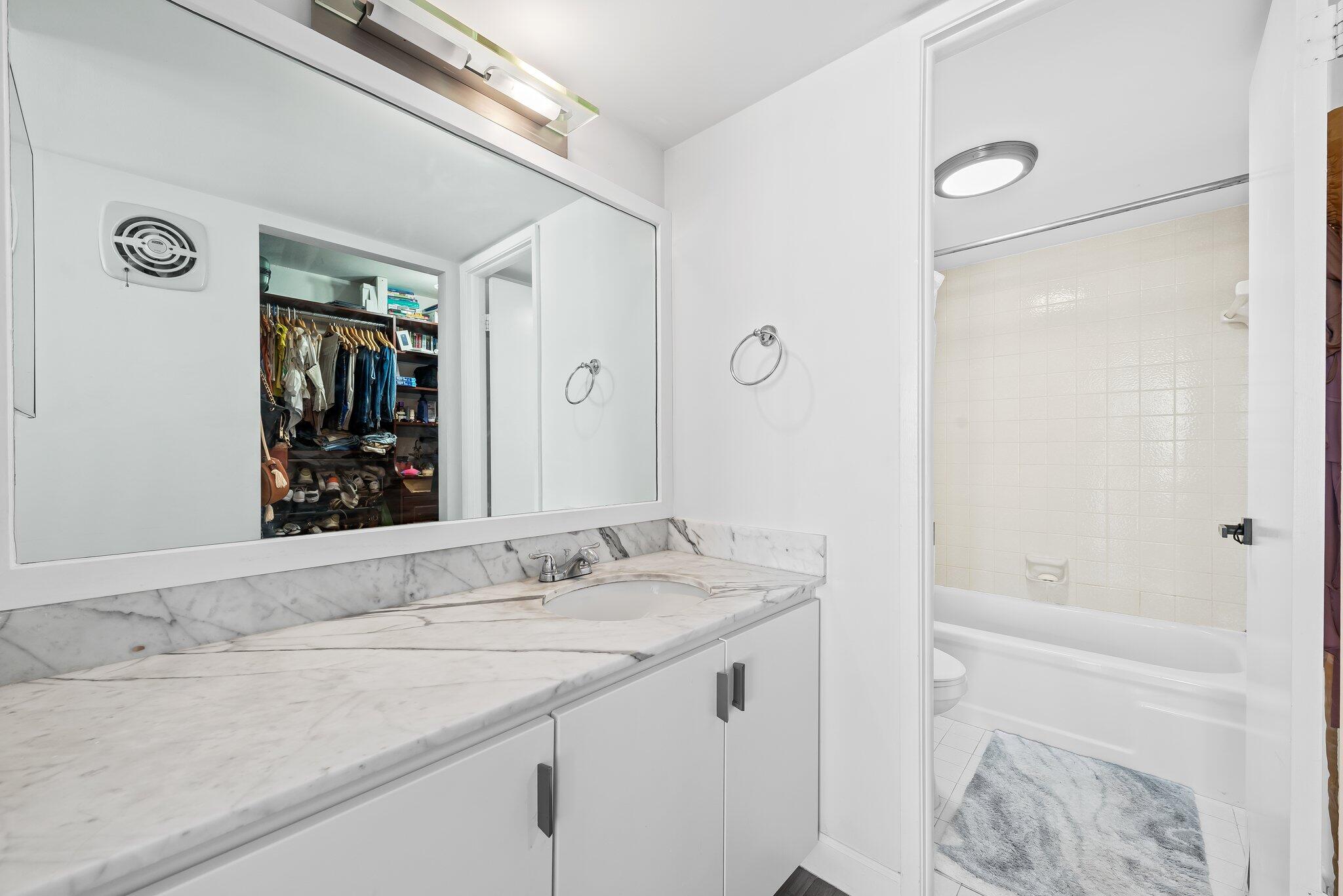 600 Northeast 36th Street, Unit 606 Miami, FL 33137 - Photo 12 of 24 Primary bathroom