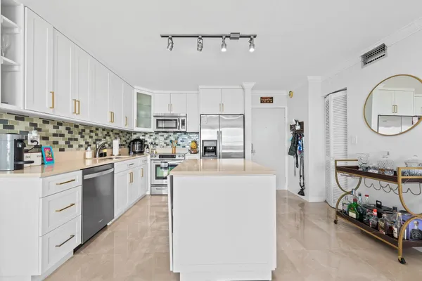 $3,400 | 600 Northeast 36th Street, Unit 606, Miami, FL 33137