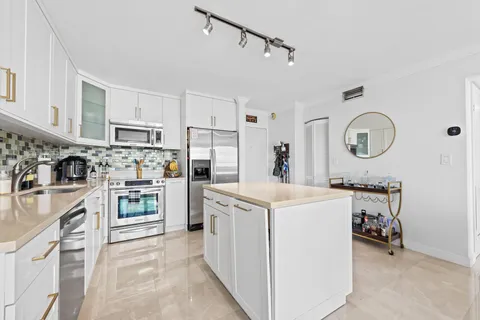 $3,400 | 600 Northeast 36th Street, Unit 606, Miami, FL 33137