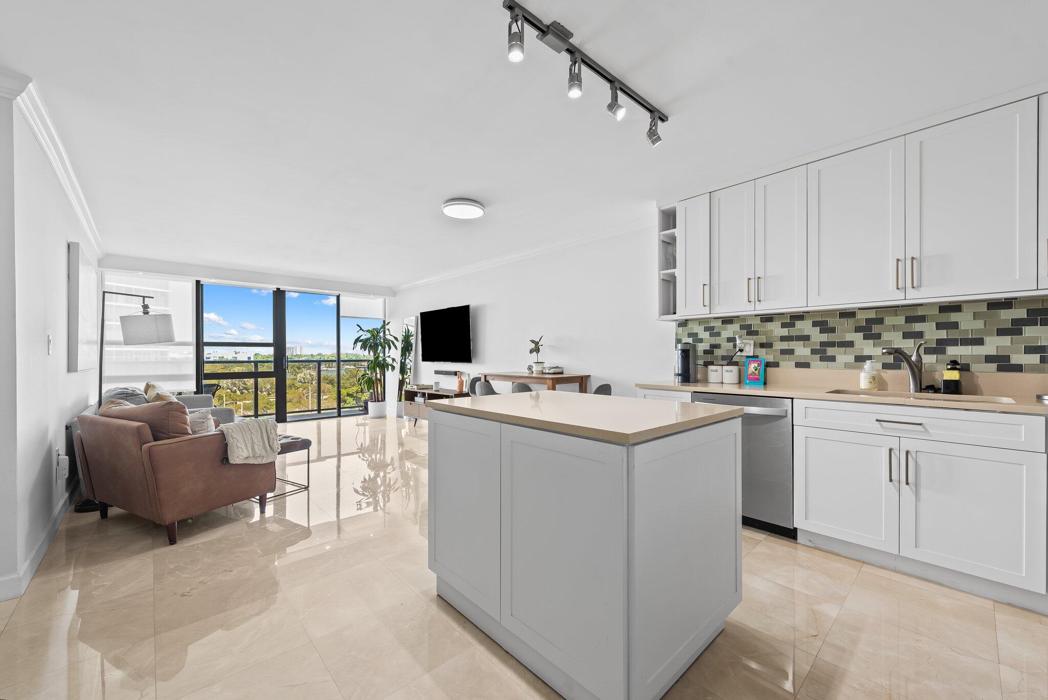 600 Northeast 36th Street, Unit 606 Miami, FL 33137 - Photo 7 of 24 Living/Kitchen